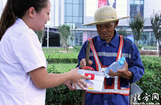 医大医院工作人员向环卫工人送水送药箱